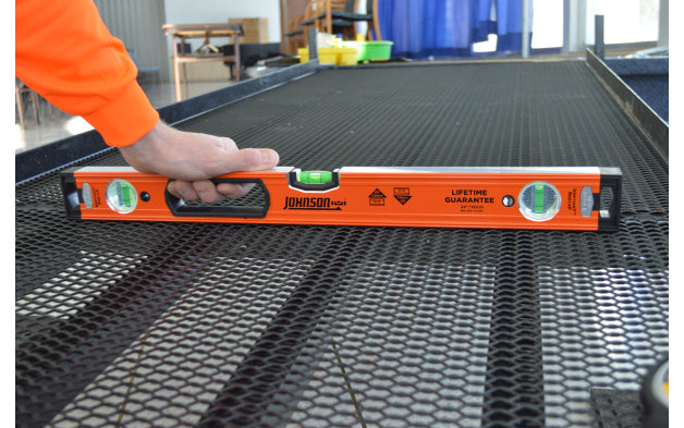 This Johnson Level No. 9850-2400 level is versatile enough to tackle any job, from rough carpentry to finish carpentry. Level features heavy-duty aluminum frames for strength & durability, & push-button removable non-slip endcaps for flush work. 24" long level. Crystal clear vials never fog, leak or crack. 049448985029