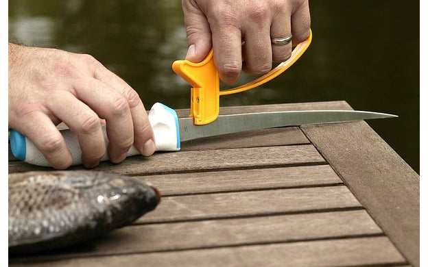 Smith's 10-Second Knife & Scissors Sharpener features a "V" shaped knife sharpening slot with two crossed carbide blades. The Carbide blades allow you to put a quick edge on your knife with just three or four strokes & are preset at a fixed sharpening angle for guaranteed results every time. 027925190029. Model JIFF-S