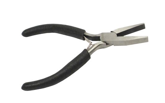 Basic & economy style 5" flat nose pliers with smooth jaws. 55 HRC. Plier made of carbon steel. Double leaf spring. Flat nose smooth jaw plier. Made by SE.