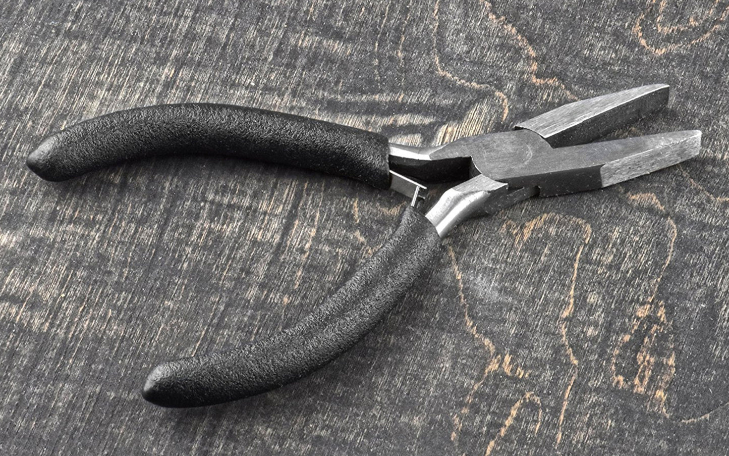 Basic & economy style 5" flat nose pliers with smooth jaws. 55 HRC. Plier made of carbon steel. Double leaf spring. Flat nose smooth jaw plier. Made by SE.