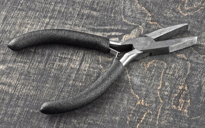 Basic & economy style 5" flat nose pliers with smooth jaws. 55 HRC. Plier made of carbon steel. Double leaf spring. Flat nose smooth jaw plier. Made by SE.