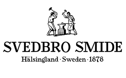 Svedbro Tove Wrecking Bars. High quality forged & tempered Swedish alloyed steel. Handcrafted & hand-forged Swedish crowbar. Made by Gränsfors Bruks' sister company, Svedbro Smide. Resilient & springy enough to cope with high loads. 90° nail pulling angle head & V-shape slot on nail puller. Pry bars made in Sweden.