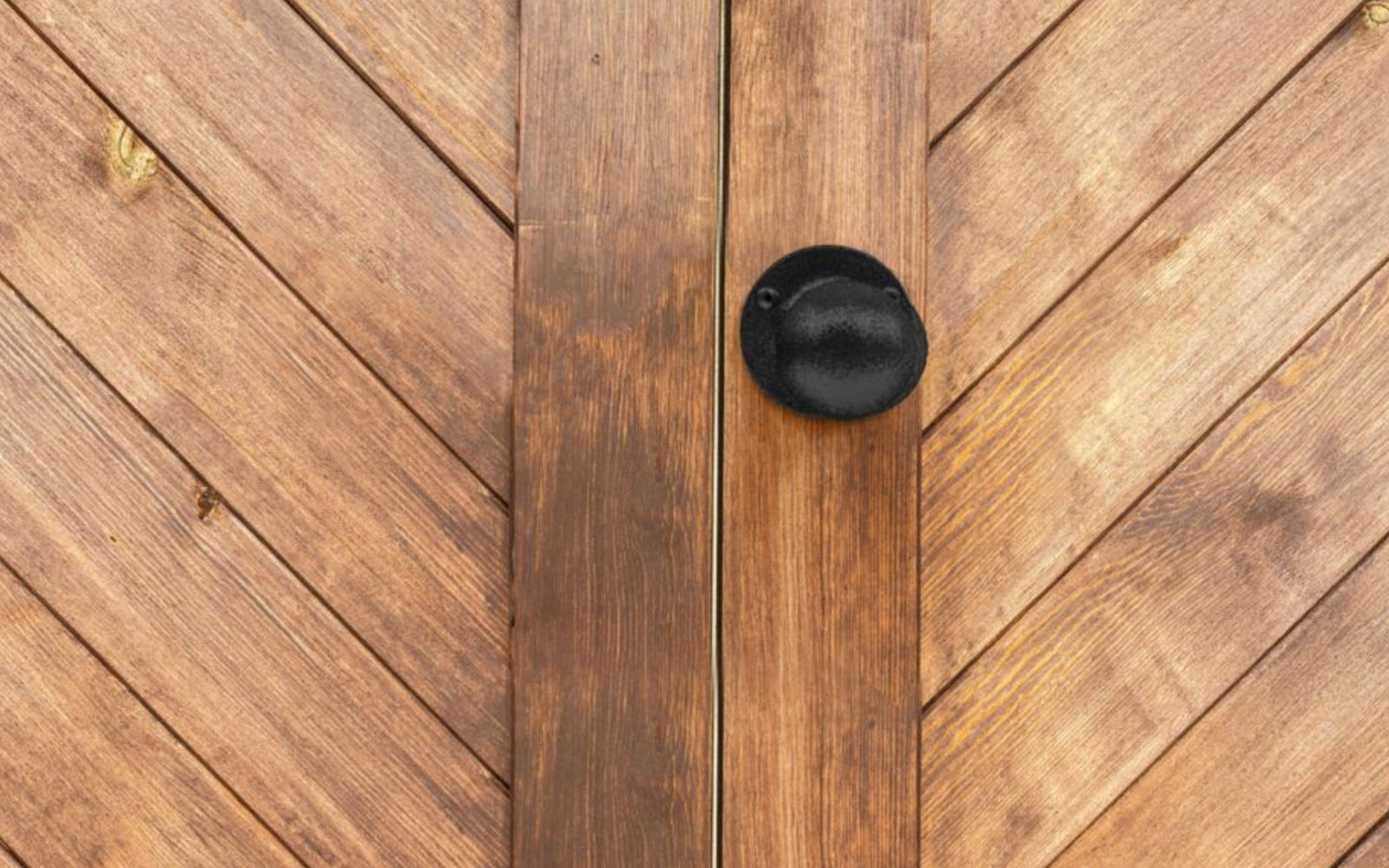 This decorative gate knob is designed for opening gates, sheds & doors. Black finish for style & durability. Mounting hardware included for easy installation. Decorative gate knob is fixed mounted. National Hardware Catalog Model No. N166-002. 886780029413