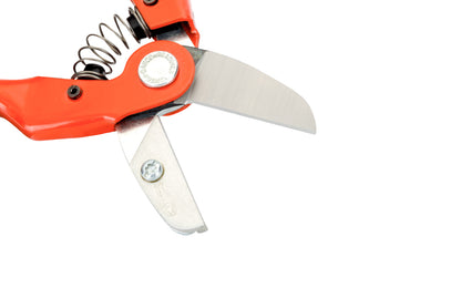 These Bahco Anvil Pruners with Steel Handle have a double-bevelled blade that's fully-hardened. The aluminum anvil which supports branch and spreads the pressure reducing damage. Stamped pressed steel handles. 3/4" (20 mm) cutting diameter max. Made in France. 3/4" (20 mm) cutting diameter max. 7311518301279
