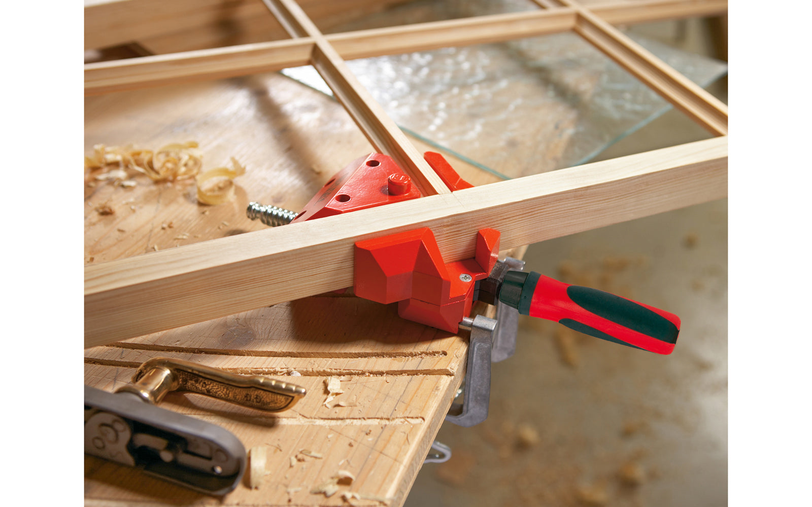 A versatile angle clamp made by Bessey, it holds & aligns material at 90° angles & even adjust automatically to wood thickness. Good for T-joints & miters, & for clearance of dowels, screw or staples while gluing - Includes two TK-6 Table mount clamps - Model WS-3+2K - Die cast jaw - Galvanized spindle, acme thread - 91162001547